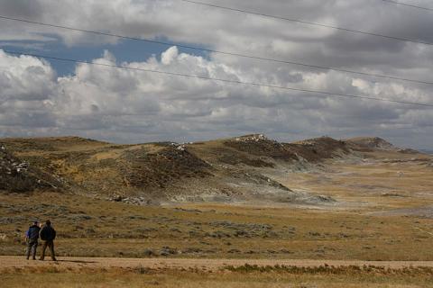 Looking east from the Marshall Road along the north face of Como Bluff  and the gray rocks of the dinosaur-rich Morrison Formation. Tom Rea  photo.