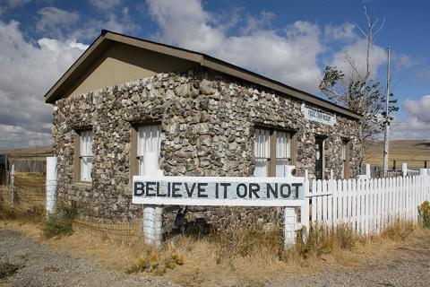 The Fossil Cabin at Como Bluff on U.S. 30/287, supposedly constructed of 5,796 dinosaur bones. Tom Rea photo.