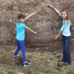 Fourth graders from Oregon Trail Elementary School, Casper, Wyo. at of Independence Rock, May 2013. Tom Rea photo.