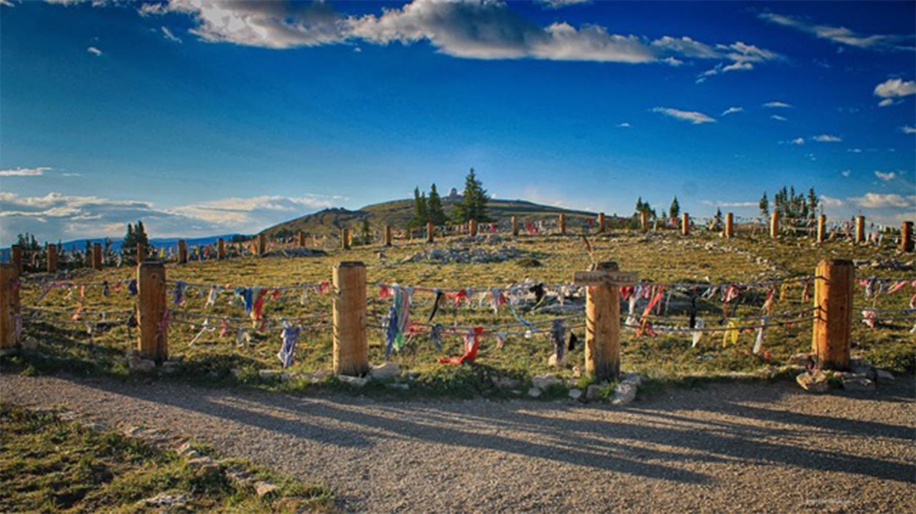 The Medicine Wheel as it looks today. The post and rope fence was built to replace a taller, steel-mesh fence topped with barbed wire. Visitors, particularly Native American people, often leave traditional prayer offerings of brightly colored cloth. Robert Clayton photo, rocdoctravel.com.