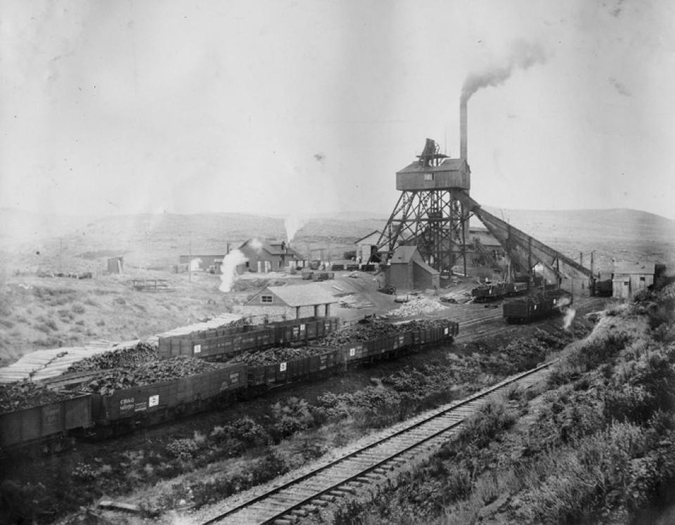 Railroad cars being loaded from the tipple at Dietz, about 1907. Juroshek collection, Sheridan County Fulmer Public Library.