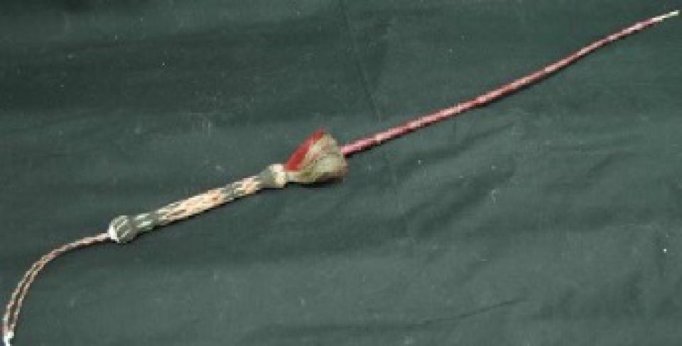 a long quirt (short whip)