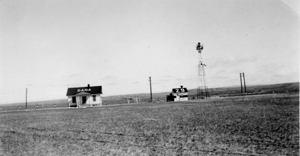 Keeper's residence, powerhouse and beacon tower of the intermediate field at Dana, Wyo., west of Medicine Bow, 1936. Kitching Collection, Hanna Basin Museum. 