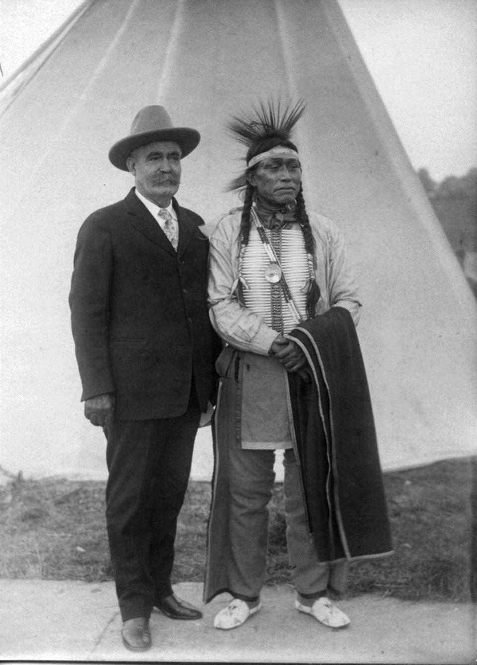 Ed Farlow, left, and Jack Shavehead, an Arapaho, in London, 1923. Lander Pioneer Museum.