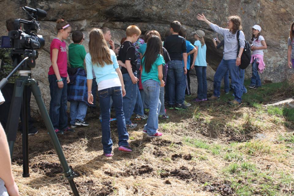 Teacher Sandy Hartsky and fourth graders from Oregon Trail Elementary School, Casper, Wyo. at Independence Rock, May 2013. Tom Rea photo.