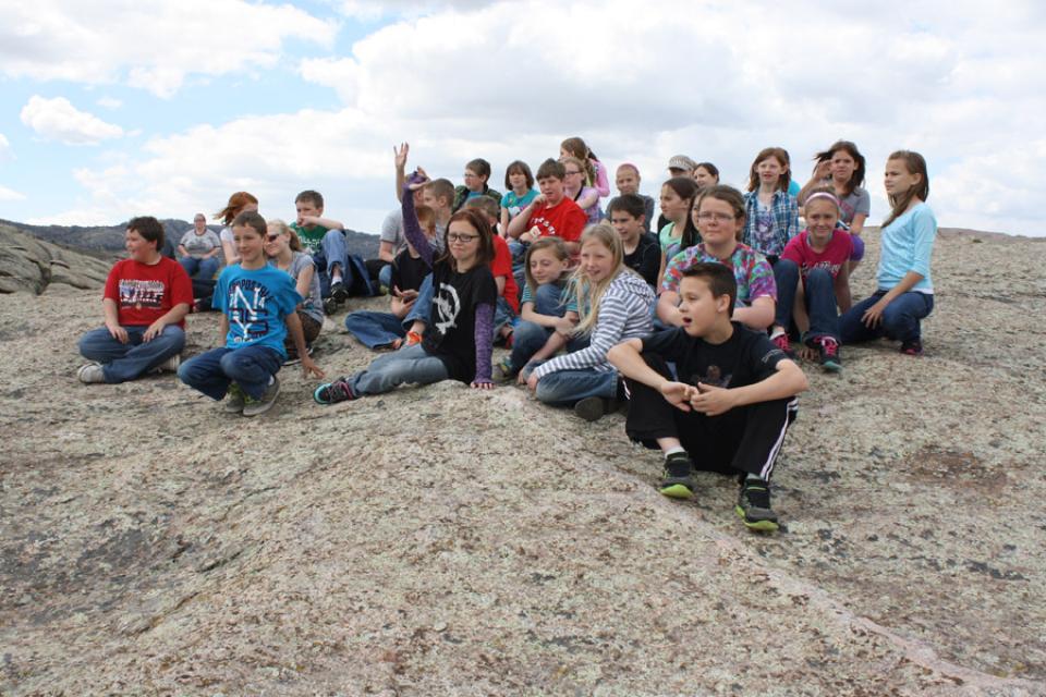 Fourth graders from Oregon Trail Elementary School, Casper, Wyo. on the top of Independence Rock, May 2013. Tom Rea photo.