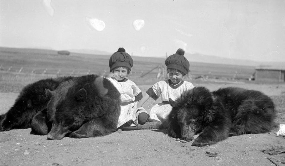 The Willford children with friends, 1910. Portraits of children were among Lora's first paid work. Frank Jones photo. Nichols Collection, Grand Encampment Museum.