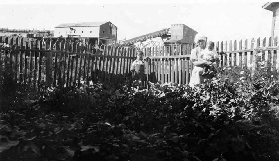 A family garden in Reliance. In the background is the original wooden tipple, dating the photo between 1910 and 1936.  Sweetwater County Historical Museum.