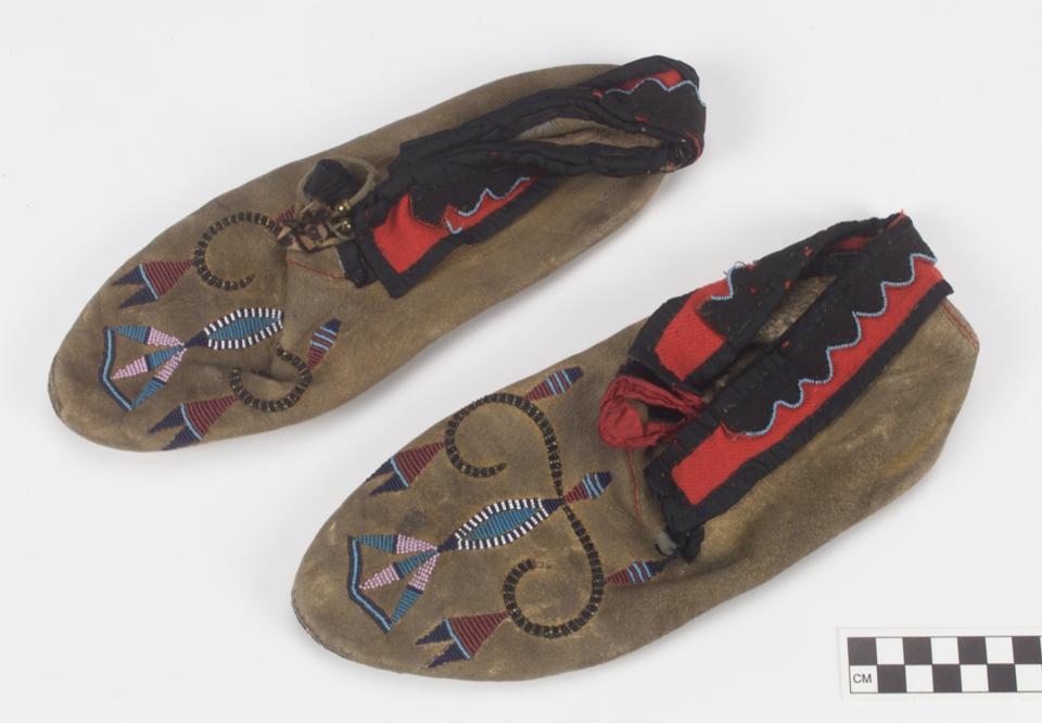 Dakota (Eastern Sioux) moccasins of hide, wool cloth, ribbon and glass beads. NMAI, Smithsonian Institution, catalog number 8/8046. 